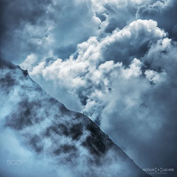Crête de montagne dans les nuages